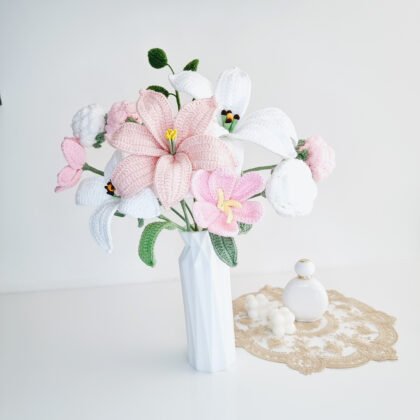 grand bouquet au crochet rose et blanc composé de lys et fleurs rondes, dans un vase blanc