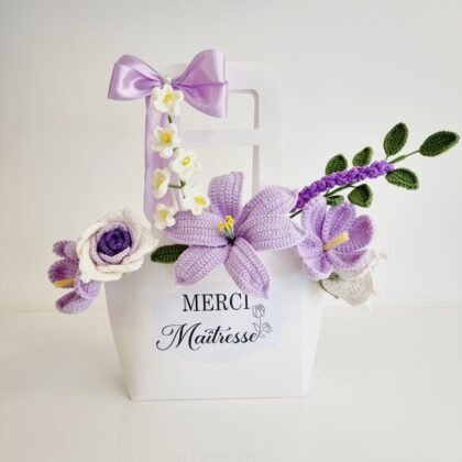Bouquet au crochet lavande et ivoire présenté dans une boîte blanche avec ruban (option)