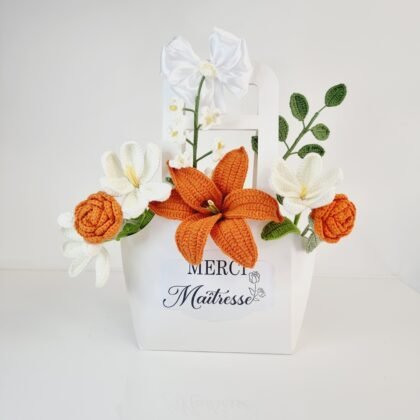 Bouquet au crochet orange et ivoire dans une boîte blanche avec ruban (option)