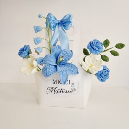 Bouquet de fleurs au crochet bleu et ivoire dans une boîte cadeau avec ruban, étiquette Merci Maîtresse